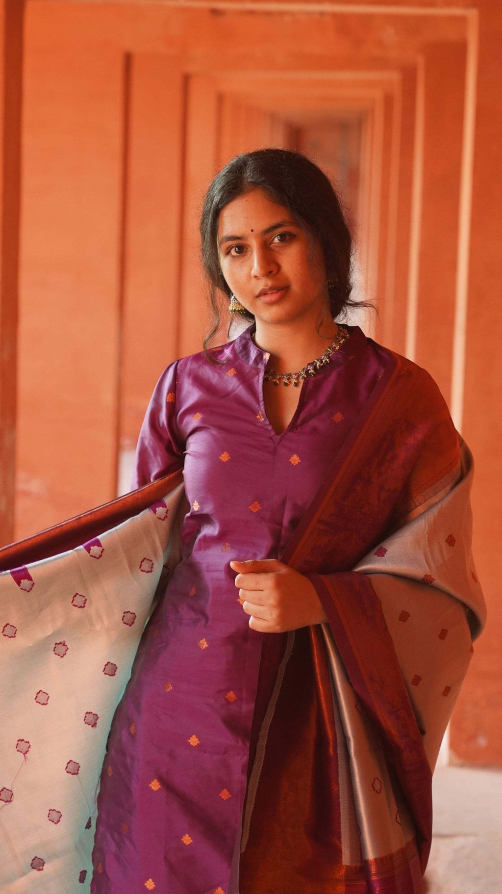 Readymade plum kurta set with subtle design, a mandarin collar, and an exquisite dual-tone woven dupatta.

